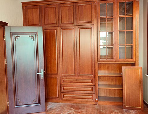 南漳中式家庭装修里定制的实木衣柜效果图